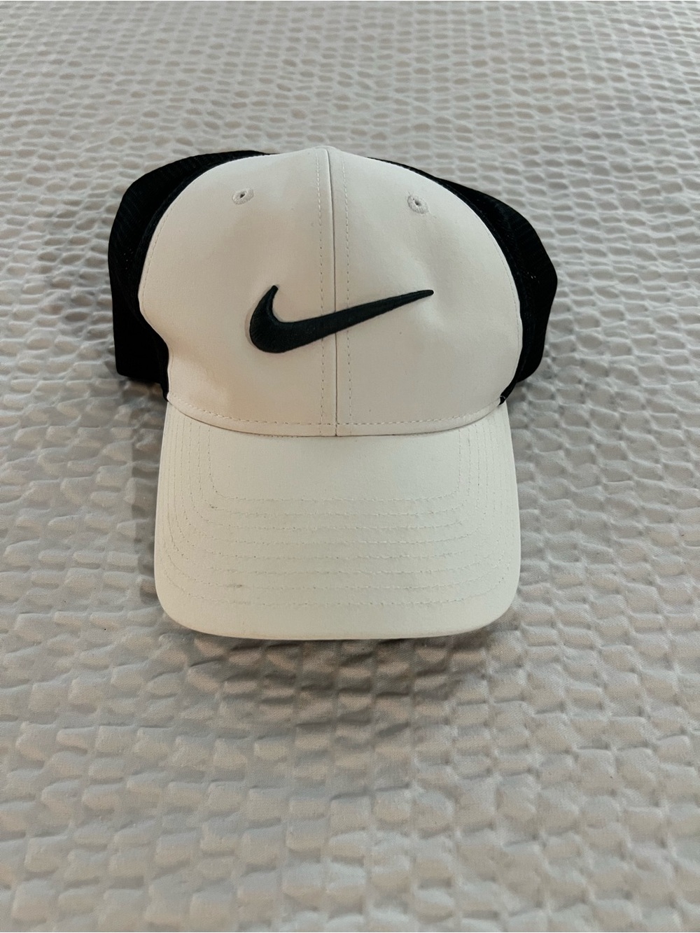 Nike Women’s White & Black Athletic Hat
